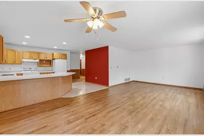 120 Southlake Circle, Fond du Lac, WI 54935 - Photo 3