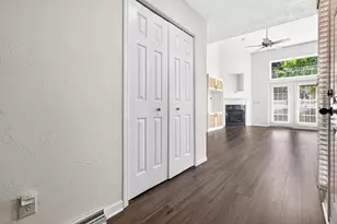 1027 E Green Tree Ct, Appleton, WI 54915 - Photo 5