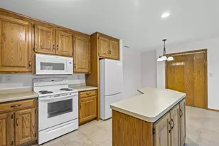 1600 Rustic Oaks Ct, Green Bay, WI 54301 - Photo 9