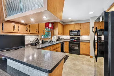 W6462 Lakeview Court, Menasha, WI 54952 - Photo 3