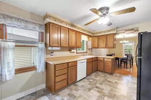 802 Ernst Dr, Green Bay, WI 54304 - Photo 13