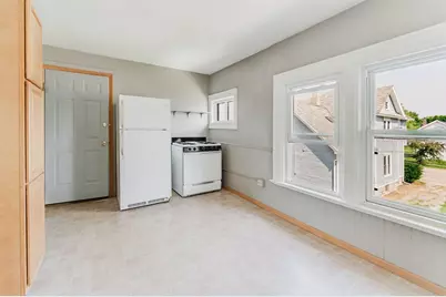 687 Central Street, Oshkosh, WI 54901 - Photo 9