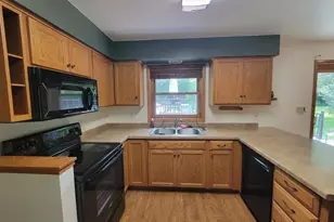 1004 Honey Creek Rd, Oshkosh, WI 54904 - Photo 9