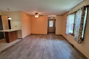 105 Tamarack Cir, Hartford, WI 53027 - Photo 7