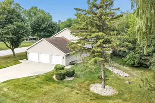 2719 Woodland Hills Ct, Green Bay, WI 54311 - Photo 5