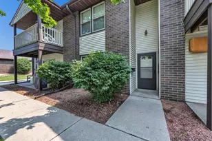1045 Marvelle Ln, Green Bay, WI 54304 - Photo 1