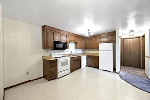1045 Marvelle Ln, Green Bay, WI 54304 - Photo 3