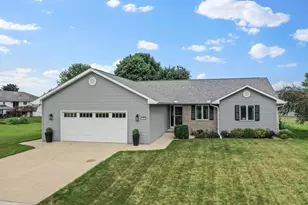 318 N Hunter St, Berlin, WI 54923 - Photo 1