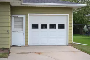 1138 Higgins Ave, Neenah, WI 54956 - Photo 3