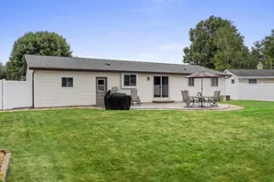 2360 Kincaid Ave, Oshkosh, WI 54904 - Photo 13