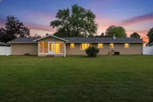 1327 Skylark Ln, Green Bay, WI 54313 - Photo 5