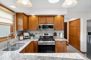 2705 Oakwood Cir, Oshkosh, WI 54904 - Photo 11