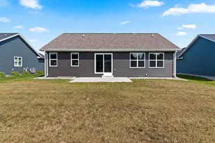 1526 Freedom Meadows Dr, Neenah, WI 54956 - Photo 3