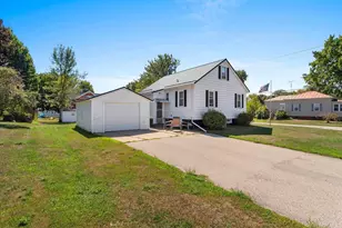 318 Hall Ave, Oconto, WI 54153 - Photo 7