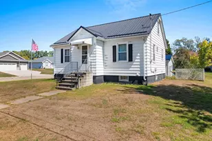 318 Hall Ave, Oconto, WI 54153 - Photo 5