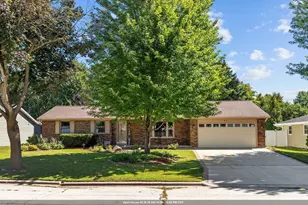 431 Robert Ln, Green Bay, WI 54311 - Photo 1