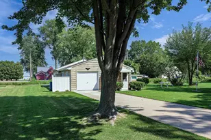 2068 S Point Comfort Rd, Oshkosh, WI 54902 - Photo 3