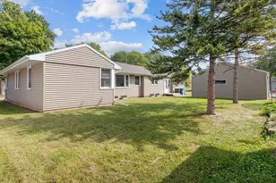 907 W 8th Ave, Oshkosh, WI 54902 - Photo 3