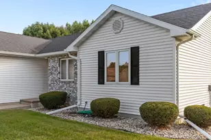 1238 Willow Bend Ln, Oshkosh, WI 54904 - Photo 5