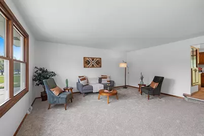 827 Hillcrest Heights, Green Bay, WI 54313 - Photo 3