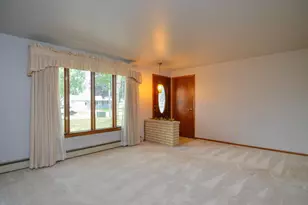 1040 Debra St, Wrightstown, WI 54180 - Photo 5