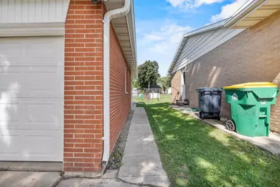 2027 Hillview Drive, Green Bay, WI 54302 - Photo 57