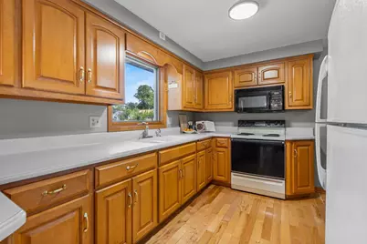 2027 Hillview Drive, Green Bay, WI 54302 - Photo 17