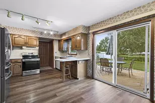 896 W 18th Ave, Oshkosh, WI 54902 - Photo 3