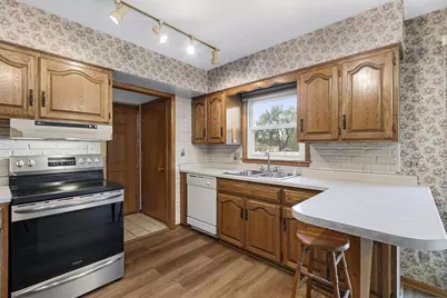896 W 18th Avenue, Oshkosh, WI 54902 - Photo 5
