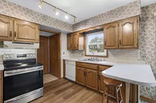 896 W 18th Ave, Oshkosh, WI 54902 - Photo 5
