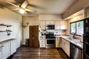 1033 N Sawyer St, Oshkosh, WI 54902 - Photo 9