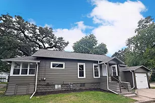 811 Randall Pl, Oshkosh, WI 54901 - Photo 1