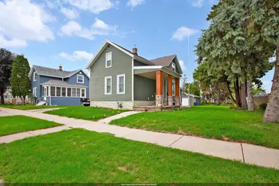 822 W 11th Avenue, Oshkosh, WI 54902 - Photo 1