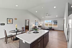 530 Willow Ct, New London, WI 54961 - Photo 7