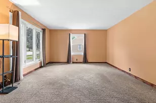 1030 Hickory Hill Dr, Green Bay, WI 54304 - Photo 3