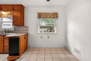 1030 Hickory Hill Dr, Green Bay, WI 54304 - Photo 7