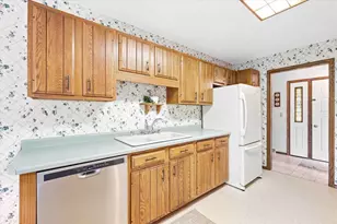 2098 Shawnee Ln, Oshkosh, WI 54901 - Photo 7