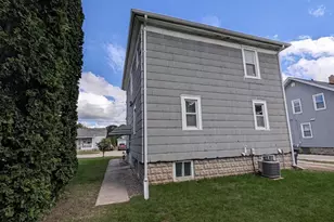 719 W 6th Ave, Oshkosh, WI 54902 - Photo 3