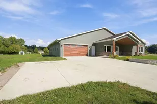 661 E River Dr, Omro, WI 54963 - Photo 7