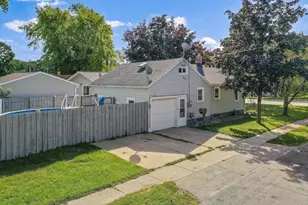 1722 W Murdock Ave, Oshkosh, WI 54901 - Photo 3