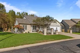 3889 N Crosscreek Cir, Appleton, WI 54913 - Photo 3