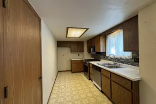1345 W 18th Ave, Oshkosh, WI 54902 - Photo 5
