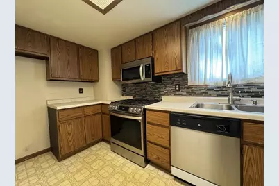 1345 W 18th Avenue, Oshkosh, WI 54902 - Photo 3