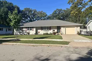 135 N Meadow St, Oshkosh, WI 54902 - Photo 1