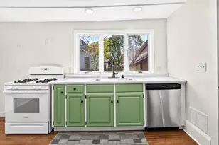 709 W New York Ave, Oshkosh, WI 54901 - Photo 9