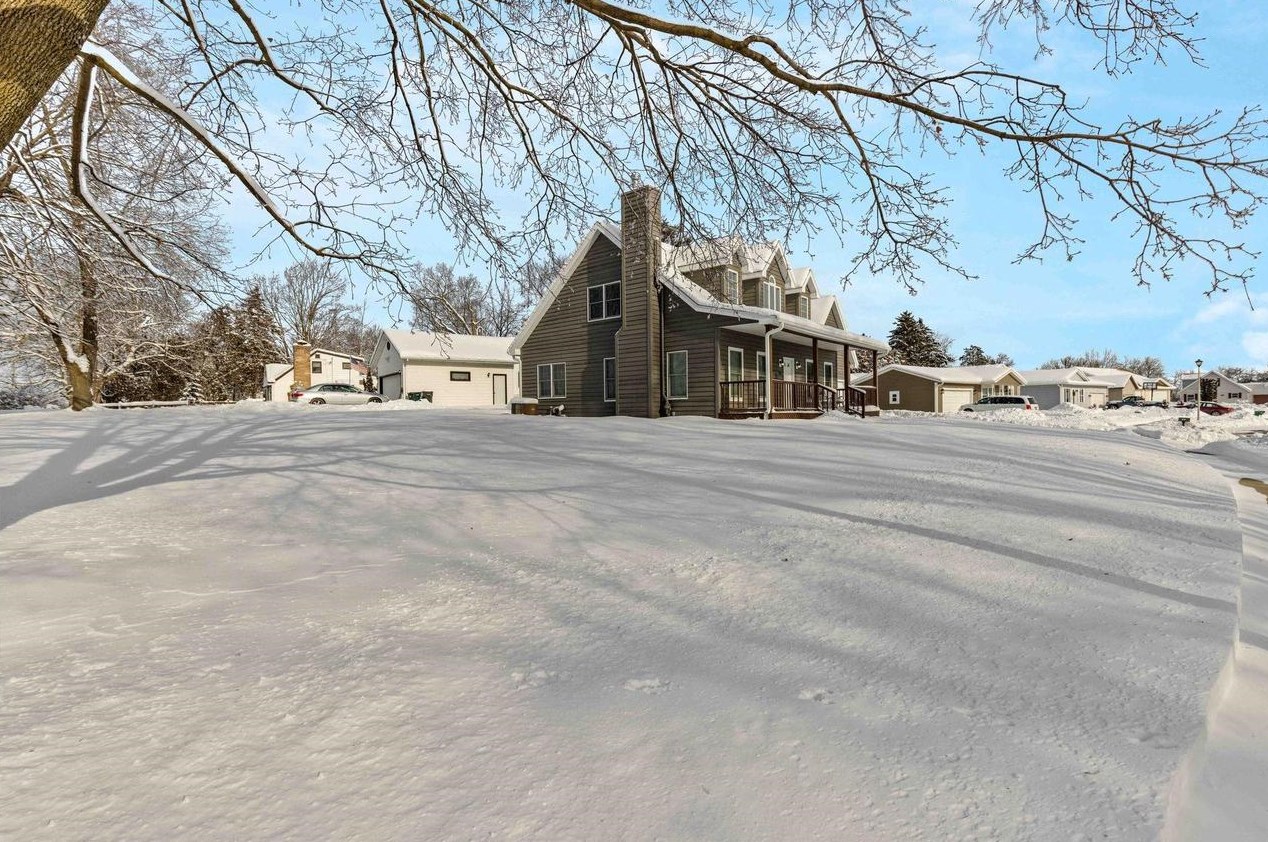 205 Nicholas Dr, Delavan WI  53115-2249 exterior