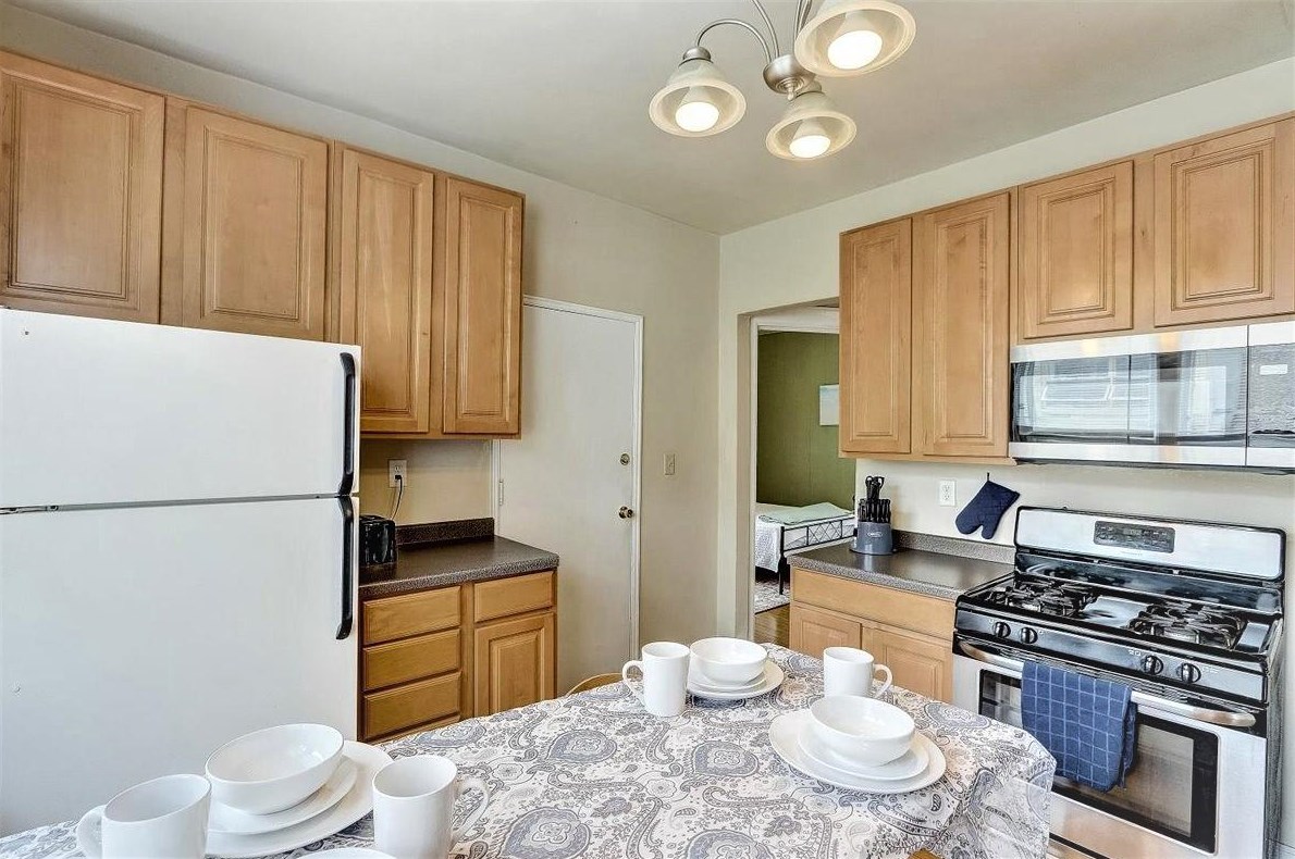 214 Henry St, Madison WI 53703-3608 exterior