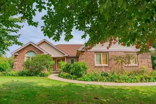 5834 Persimmon Dr, Fitchburg, WI 53711 - Photo 5