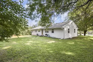 6064 Vroman Rd, Fitchburg, WI 53593 - Photo 5