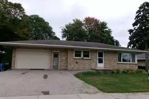 30 Bowen St, Oshkosh, WI 54901 - Photo 1